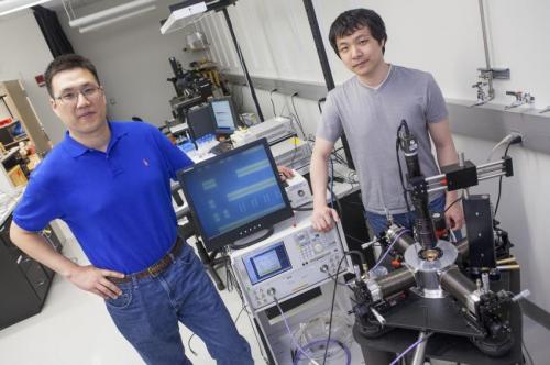 This image shows professor Donhee Ham and his student Hosang Yoon are in the laboratory at the Harvard School of Engineering and Applied Sciences. (Credit: Eliza Grinnell, Harvard SEAS.) 