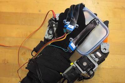 MIT's robot fingers get a grip. (Credit: Melanie Gonick/MIT)