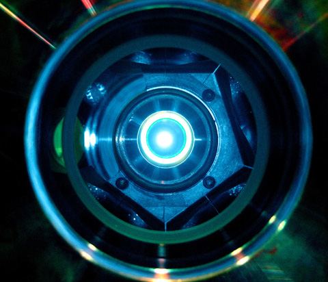 View of a thin-disc laser. Its geometry ensures more stable operation at higher powers than is possible with conventional solid-state lasers. (Credit: Thomas Metzger)
