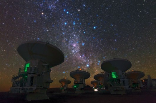 This picture shows ALMA antennas pointing towards the centre of the milky-way. (Photo: ESO, B. Tafreshi)