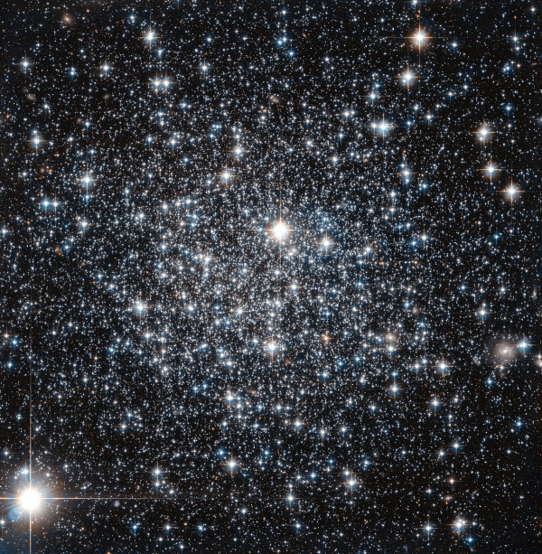 This new NASA/ESA Hubble Space Telescope image shows the globular cluster IC 4499. A cosmic archaeological dig has unfolded within a giant ball of stars some 55,000 light-years away. Credit: NASA)