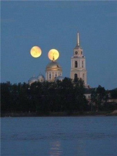 This image sometimes circulates on Facebook, with the claim that Mars will appear as big and bright as a full moon on August 27, 2014. It’s a hoax. Don’t believe it. Mars never appears as large as a full moon in Earth’s sky. (Credit: Unknown)