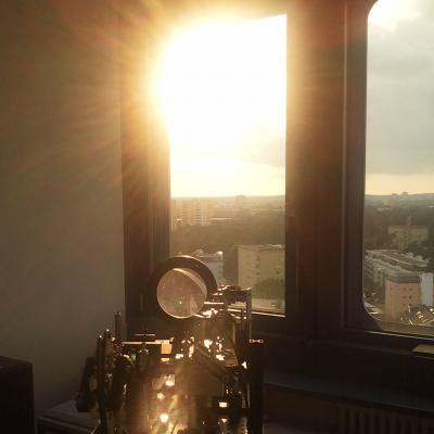  Erlangen-based physicists have sent bright pulses in sensitive quantum states through the window of a technical services room on the roof of the Max Planck Institute for the Science of Light to a building of the University Erlangen-Nürnberg. These types of light flashes are easy to receive even when the sun is shining brightly, unlike the signals of individual photons used to date. (Credit: MPI for the Science of Light)